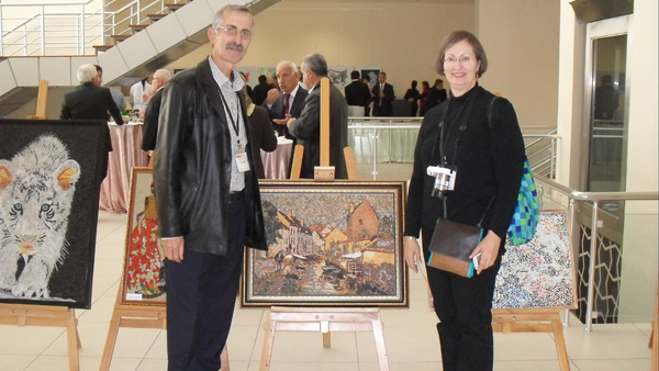 Turan Gökmenoğlu, Amerikalı Mozaik Sanatçısı Sonia King ile birlikte eserimizin önünde.