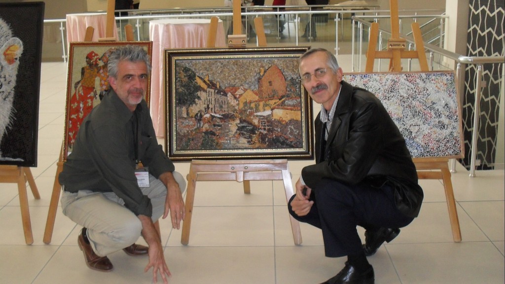 Turan Gökmenoğlu, Arjantin’li Mozaik Sanatçısı Fernando Bekir ile eserimizin önünde.